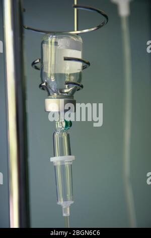 Supporto gocciolamento soluzione salina. Flacone con soluzione per somministrazione endovenosa di un medicinale Foto Stock