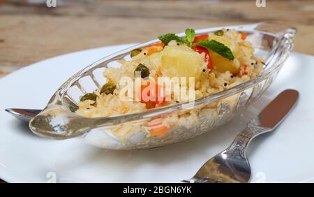 Piatto indiano di riso o veg biryani, veg pulav, pulao indiano di verdure in una ciotola di vetro. Foto Stock