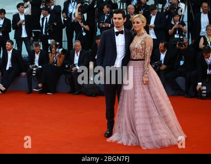 VENEZIA, ITALIA - 29 AGOSTO: Olivia Hamilton e Damien Chazelle durante il tappeto rosso della proiezione 'First Man' durante il 75° Festival del Cinema di Venezia Foto Stock