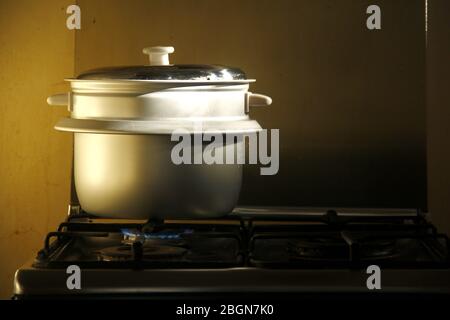 Foto di un vaporizzatore di alluminio su una stufa a gas. Foto Stock