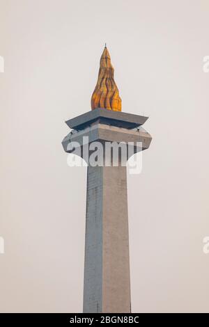 Giacarta, Indonesia - 13 luglio 2019: Primo piano dell'obelisco del Monumento Nazionale nel centro di Giacarta, Piazza Merdeka, con la sua fiamma d'oro. Foto Stock