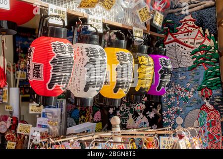 Lanterne tradizionali giapponesi sono state impiccate nel negozio di souvenir di fronte al tendone di Asakusa. Tokyo, Giappone febbraio 7,2020 Foto Stock