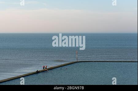 Nuoto nella piscina di Walpole Bay, Margate Foto Stock