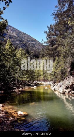 Natura in Libano montagne fiumi Chowein lago Jabal Moussa riserva livello degli occhi paesaggio impressionante adagiato in un piccolo kayak rilassante e godere Foto Stock