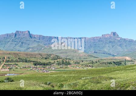 Una vista dell'Anfiteatro nel Drakensberg con la cittadina di Bonjaneni sul fronte Foto Stock