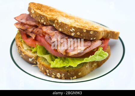 Un BLT è un tipo di sandwich, chiamato per le iniziali dei suoi ingredienti primari, pancetta, lattuga e pomodoro Foto Stock