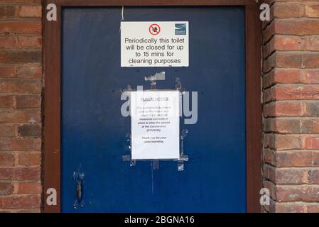 Un cartello sui servizi igienici pubblici del Margate Center che spiega perché sono chiusi durante la pandemia globale di Covid-19 Foto Stock