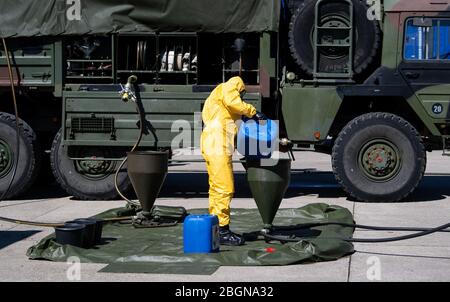 Neubiberg, Germania. 22 aprile 2020. I soldati del comando di difesa NBC producono disinfettanti nei locali dell'Università delle forze armate tedesche. All'università vengono prodotti grandi quantità di disinfettanti superficiali per liberare grandi aree pubbliche dal virus corona. Credit: Sven Hoppe/dpa/Alamy Live News Foto Stock