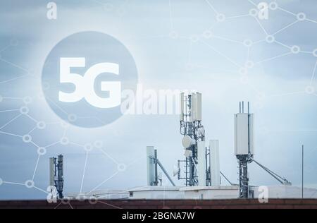 Antenne 5G e trasmettitori GSM. Concetto di Internet 5G ad alta velocità Foto Stock