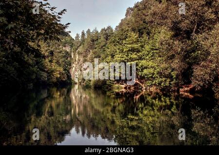 Natura in Libano montagne fiumi Chowein lago Jabal Moussa riserva livello degli occhi paesaggio impressionante adagiato in un piccolo kayak rilassante e godere Foto Stock