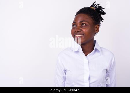Faccia di felice giovane bella imprenditrice africana pensare Foto Stock