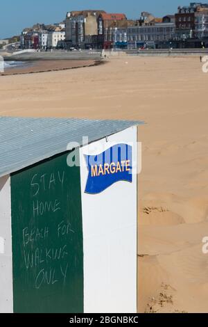 Cartelli manoscritti sullo stand di noleggio sdraio che consigliano alle persone di non sedersi sulle sabbie di Margate durante l'operazione di blocco Covid-19, aprile 2020 Foto Stock