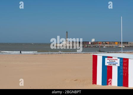 Cartelli manoscritti sullo stand di noleggio sdraio che consigliano alle persone di non sedersi sulle sabbie di Margate durante l'operazione di blocco Covid-19, aprile 2020 Foto Stock