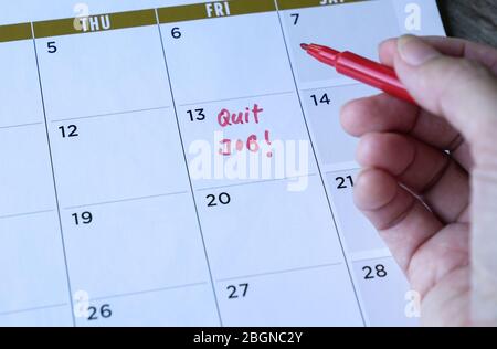 Chiudere le parole del lavoro scritte sul calendario della tabella con un indicatore rosso. Concetto di occupazione o di carriera. Foto Stock