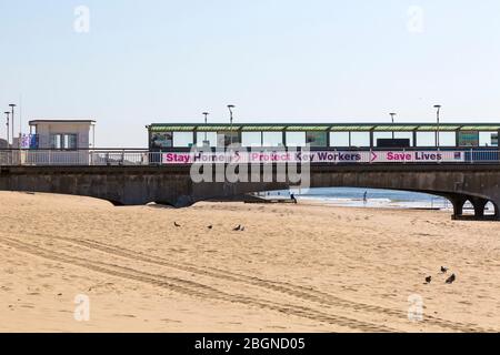 Bournemouth, Dorset Regno Unito. 22 aprile 2020. Rimani a casa, proteggi i lavoratori chiave, Salva vite banner sul molo di Bournemouth - ottenere il messaggio attraverso durante le restrizioni di blocco Coronavirus. Credit: Carolyn Jenkins/Alamy Live News Foto Stock