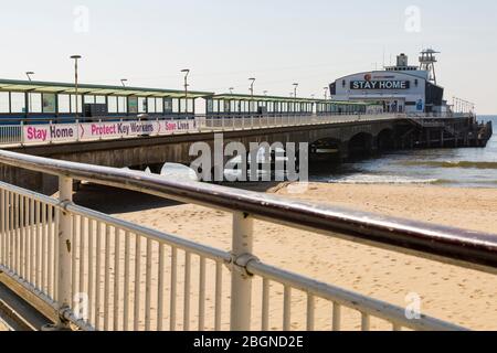 Bournemouth, Dorset Regno Unito. 22 aprile 2020. Rimani a casa, proteggi i lavoratori chiave, Salva vite banner sul molo di Bournemouth - ottenere il messaggio attraverso durante le restrizioni di blocco Coronavirus. Credit: Carolyn Jenkins/Alamy Live News Foto Stock