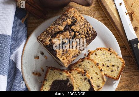 Vista dall'alto della torta di pane di cioccolato affettato su un piatto Foto Stock