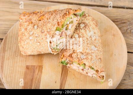 Shawarma piatto medio orientale di pita, ripieno con carne di pollo grigliata e poi tritata con spezie, salse e insalata sottaceto. Piatto fatto in casa. SH Foto Stock