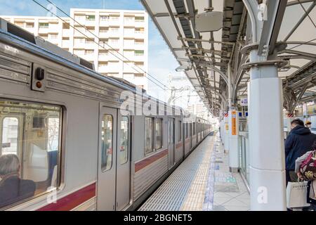 Un treno della linea Tobu Skytree alla stazione Tokyo Skytree che trasporta i passeggeri dalla stazione di Asakusa allo Skytree di Tokyo. Tokyo, Giappone 7 febbraio 2020 Foto Stock