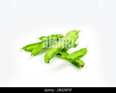 Fagioli alato su sfondo bianco isolato. Verdure da mangiare con pasta di peperoncino. Verdure verdi Foto Stock