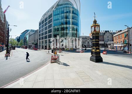 PA ha chiesto ai suoi fotografi di scattare una foto a MEZZOGIORNO per mostrare l'impatto del coronavirus sul Regno Unito e l'Irlanda. Strade e marciapiedi vuoti circondano Little ben, una torre dell'orologio in ghisa in miniatura, situata all'incrocio tra Vauxhall Bridge Road e Victoria Street, a Westminster di Londra, mentre negozi e attività rimangono chiusi e la popolazione è in blocco nella continua lotta contro il coronavirus. Foto Stock