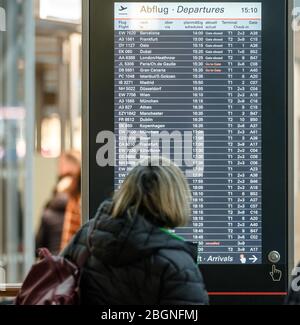 Amburgo, Germania. 12 marzo 2020. Una donna sta guardando un tabellone per le partenze all'aeroporto di Amburgo. Credit: Markus Scholz/dpa/Alamy Live News Foto Stock