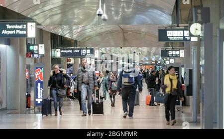 Amburgo, Germania. 12 marzo 2020. I passeggeri camminano attraverso l'area dello shopping dell'Aeroporto di Amburgo, che collega i terminal 1 e 2. Credit: Markus Scholz/dpa/Alamy Live News Foto Stock