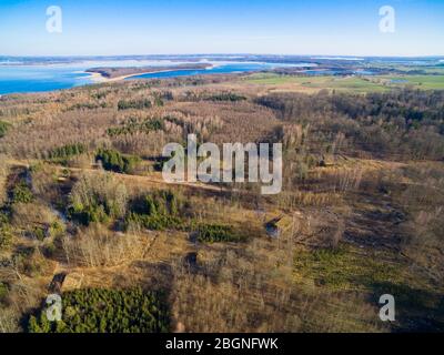 Vista aerea di bunker in cemento armato apparteneva al quartier generale delle forze terrestri tedesche dalla seconda guerra mondiale nascosto in una foresta nella stagione primaverile a Mamerki, Pol Foto Stock