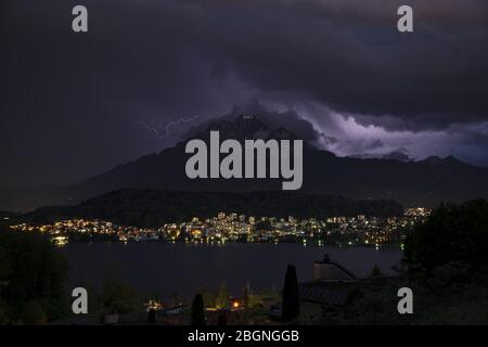 Tempesta di neve con luci sul Monte Pilatus a Lucerna, Svizzera, illuminare il cielo notturno /Gewitter über dem Pilatus a Lucerna mit Blitzen Foto Stock