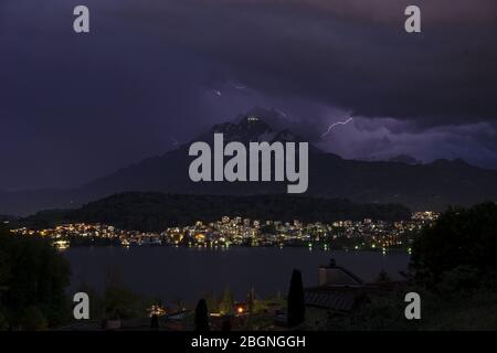 Tempesta di neve con luci sul Monte Pilatus a Lucerna, Svizzera, illuminare il cielo notturno /Gewitter über dem Pilatus a Lucerna mit Blitzen Foto Stock