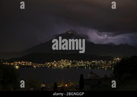 Tempesta di neve con luci sul Monte Pilatus a Lucerna, Svizzera, illuminare il cielo notturno /Gewitter über dem Pilatus a Lucerna mit Blitzen Foto Stock