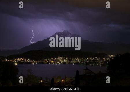 Tempesta di neve con luci sul Monte Pilatus a Lucerna, Svizzera, illuminare il cielo notturno /Gewitter über dem Pilatus a Lucerna mit Blitzen Foto Stock