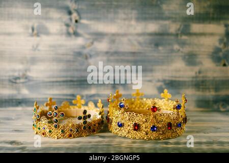 Due corone dorate per un matrimonio religioso in una chiesa ortodossa Foto Stock