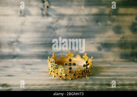 Corona d'oro incrostata di pietre preziose per matrimoni in chiesa Foto Stock