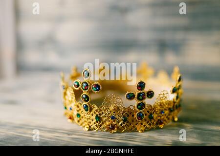 Corona d'oro incrostata di pietre preziose per matrimoni in chiesa Foto Stock