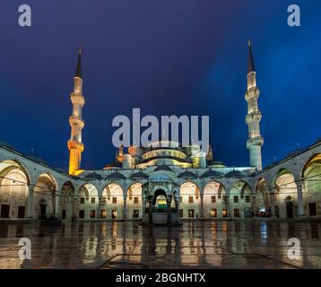 Vista della Nuova Moschea, Yeni Cami. Istanbul. Turchia Foto Stock