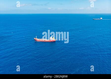 Petroliera chimica vele mare blu. Vista dall'alto dell'antenna Foto Stock