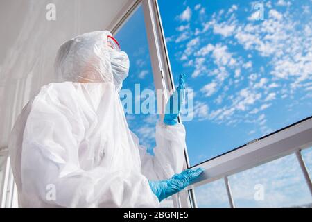 Medico stanco rischio biologico dopo un duro spostamento in ospedale, il coronavirus guarda il cielo blu Foto Stock