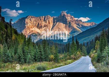 Cathedral Crags & Cathedral Mountain, da Yoho Valley Road, Canadian Rockies, Yoho National Park, British Columbia, Canada Foto Stock