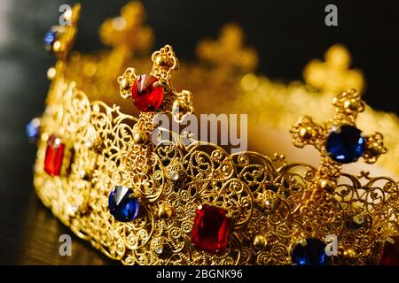 Corona d'oro incrostata di gemme blu e rosse Foto Stock