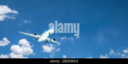 Aereo che vola nel cielo blu. Foto Stock