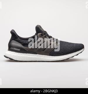 VIENNA, AUSTRIA - 6 AGOSTO 2017: Sneaker Adidas UltraBoost in bianco e nero su sfondo bianco. Foto Stock