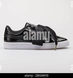 VIENNA, AUSTRIA - 6 AGOSTO 2017: Sneaker Puma Heart Patent bianco e nero su sfondo bianco. Foto Stock