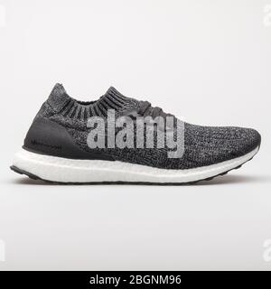 VIENNA, AUSTRIA - 6 AGOSTO 2017: Sneaker Adidas UltraBoost senza gabbia in bianco e grigio su sfondo bianco. Foto Stock