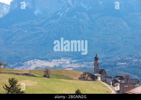 Chiesa di Renon Ritten Bolzano Alpi Italia, giorno di sole Foto Stock