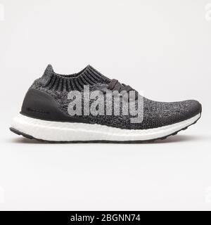 VIENNA, AUSTRIA - 14 AGOSTO 2017: Sneaker Adidas UltraBoost Unged nera su sfondo bianco. Foto Stock