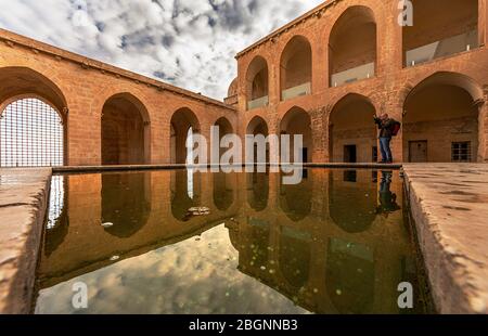 Riflessione dalla piscina nel giardino di Mardin Zinciriye Madrasa Foto Stock