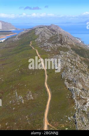 Veduta aerea del sentiero sulla montagna sopra Hermanus Foto Stock