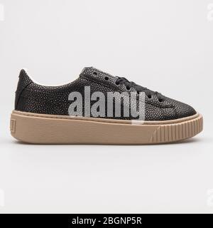 VIENNA, AUSTRIA - 22 AGOSTO 2017: Puma Platform LUX sneaker nera puma su sfondo bianco. Foto Stock