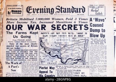 'I nostri segreti di guerra 'le armi ci hanno mantenuto andare 'Standard sera seconda guerra mondiale seconda guerra mondiale titolo del giornale britannico 28 novembre 1944 Londra Regno Unito Foto Stock